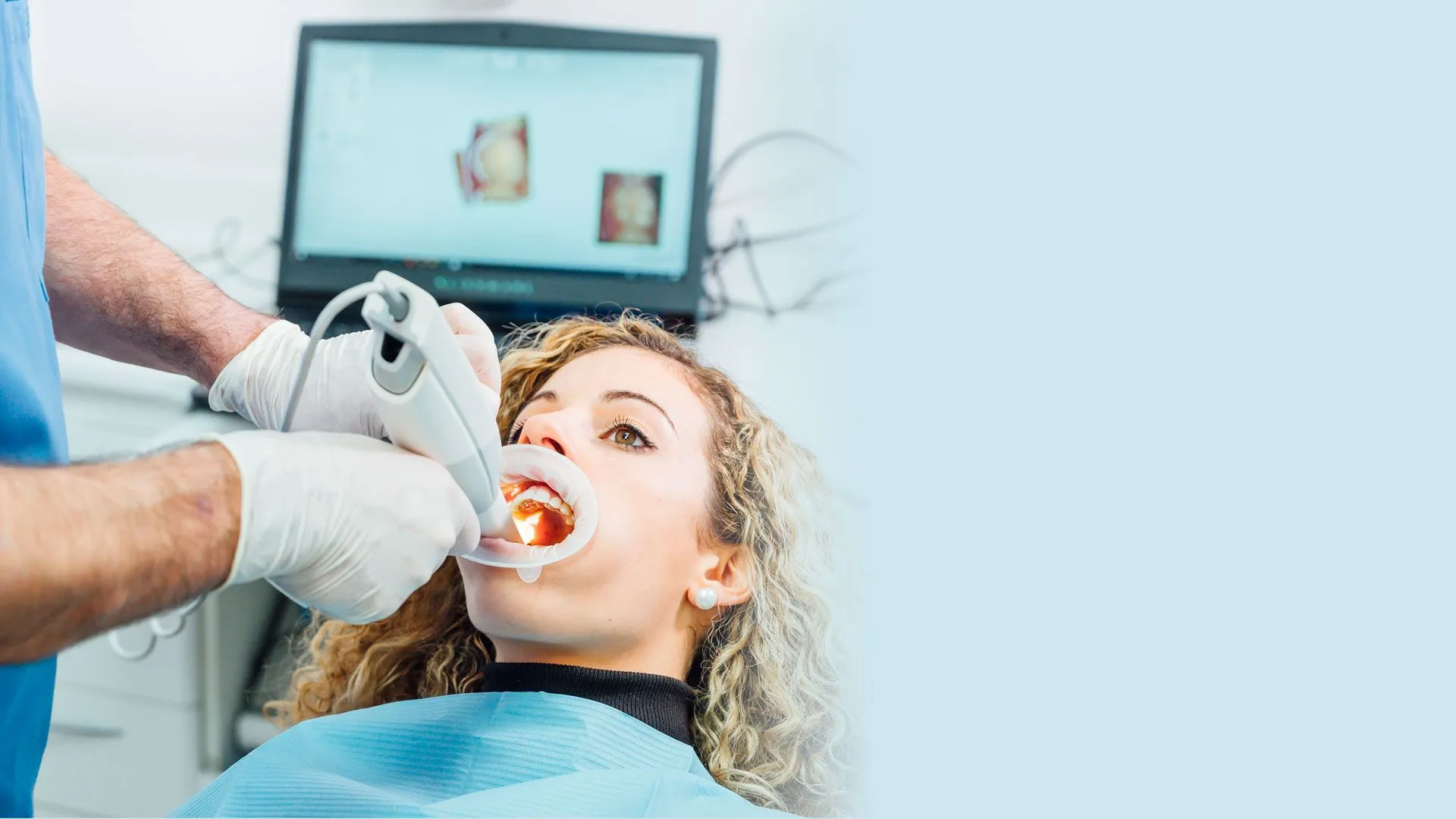 Dentista utilizando escáner intraoral en clínica dental